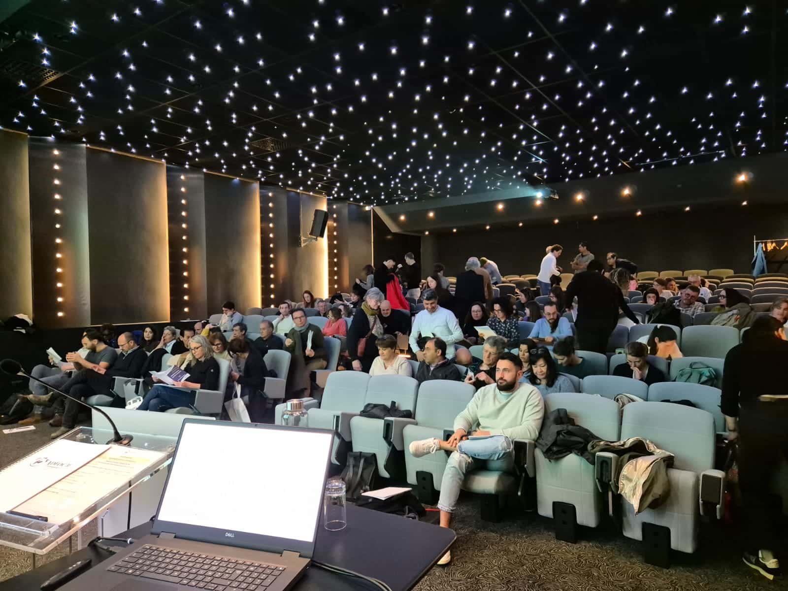 Une salle bien remplie